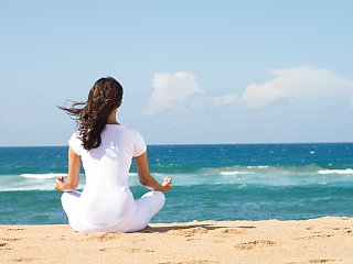 Bei einer Yoga-Reise mit NEUE WEGE können Sie am Strand meditieren