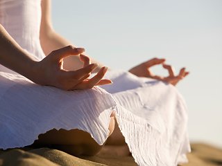 Entspannen Sie bei einer Meditation am Strand