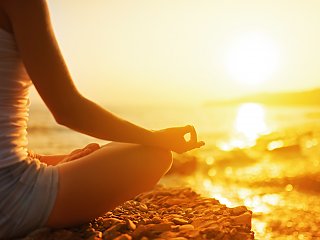 Mit Meditation beim Sonnenuntergang entspannen
