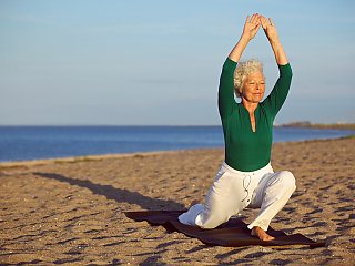 Auf einer NEUE WEGE-Reise können Sie mit Gleichgesinnten am Strand Yoga üben