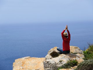 Beim Yoga einen traumhaften Blick auf das Meer genießen