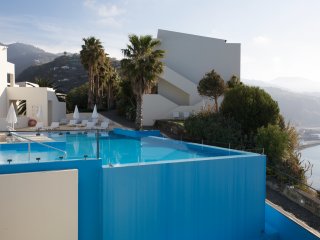 Am Pool des Hotel Estalagem können Sie die warmen Sonnenstrahlen genießen