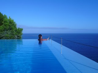 Im Pool des Hotels Estalagem kann man mit Blick auf den weiten Ozean wunderbar entspannen