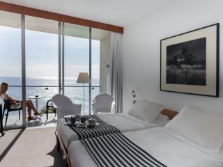 Entspannen Sie mit Blick auf das Meer auf Ihrem Balkon