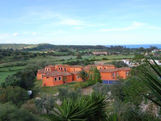 Umgeben von grüner Natur und mit Blick auf das Meer befindet sich das Hotel Galanìas