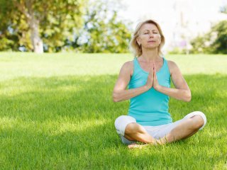 Meditatives Yoga im Grünen
