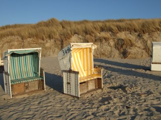 Genießen Sie die warmen Sonnenstrahlen am Strand der Nordee und lauschen Sie dem Rauschen der Wellen