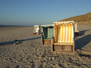 Genießen Sie die Ruhe am Strand in einem der vielen Strandkörbe