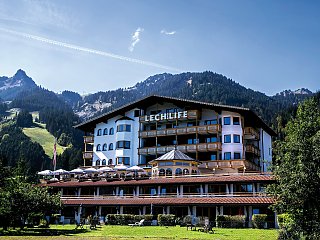 Das rustikale Naturhotel Lechlife in Tirol läd Sie zum Yoga Urlaub ein 