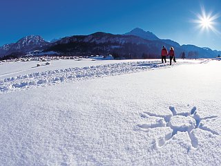 Der strahlend blaue Himmel lädt zu Spaziergängen im Schnee in Reutte ein