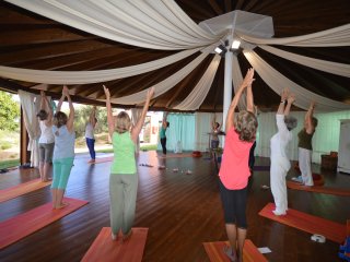 Die Gruppe entspannt bei Yoga-Übungen im Yoga-Pavillon 