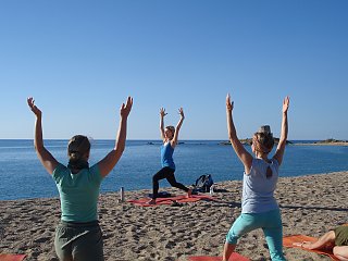 Gemeinsam in der Gruppe Yoga üben am Strand mit Kristine Lass 