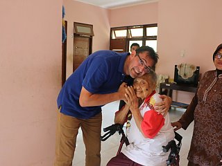 Ni Nyoman Cerani freut sich über neuen Rollator