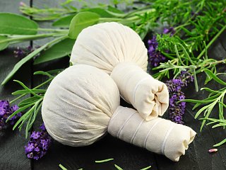 Kräuterstempel sind das besondere Markenzeichen einer entspannenden Ayurveda Kur