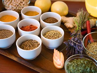 Die Speisen werden mit typisch ayurvedischen Kräutern verfeinert