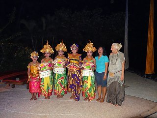 Balinesische Tanzgruppe mit neuen Kostümen im Prana Veda