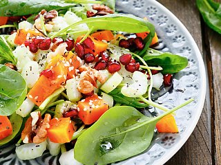 Leckerer Salat mit Kürbis, Feta und Granatäpfeln