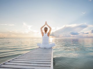 Bei einer NEUE WEGE-Reise Yoga am Meer üben