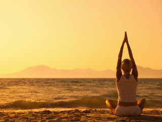 Meditatives Yoga am Strand