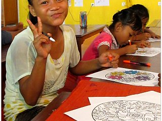 Fitri aus der Saraswati Mandala School beim Malen