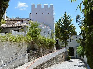 Das Castillo San Rafael liegt oberhalb des kleinen Städtchens La Herradura an der malerischen andalusischen Costa Tropical und wartet mit maurischem Flair auf