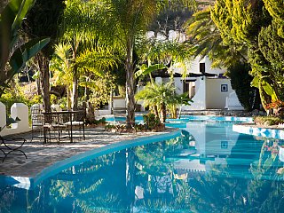 Erfrischung nach dem Yoga: perfekt eignet sich dafür der Pool des Castillo San Rafael in Andalusien