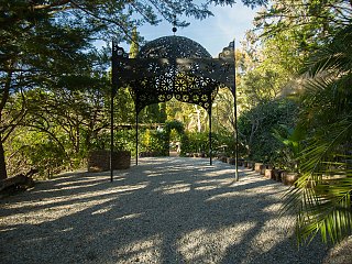 Der Pavillon im großzügigen Garten des Castillo San Rafaels bietet Ihnen viel Ruhe und Freiraum