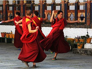Tanzende bhutanische Mönche