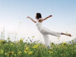 In der grünen Natur Yoga üben