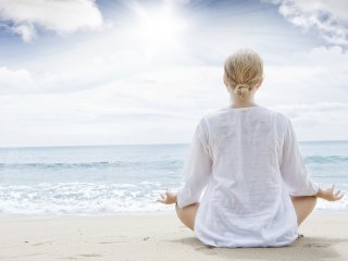 Neue Energie bei einer Meditation am Strand gewinnen