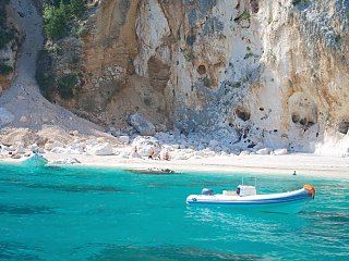 Entdecken Sie die traumhaften Küsten Sardiniens per Boot