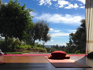 Genießen Sie einen traumhaften Blick aus der Yogahalle im Hotel Galanìas 