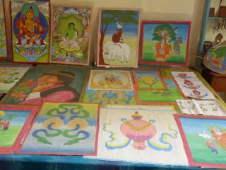 Thangkas, die in Nyingtobling gefertigt werden
