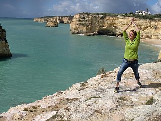 Yoga üben mit einem atemberaubenden Blick auf die Praia de Marinha