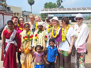 Die gut gelaunte Gruppe rund um Barbara Nagel auf ihrer Rundreise durch Südindien