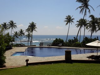 Der Pool des Barberyn Beach Resorts lädt zum Verweilen ein