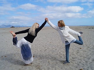 Gemeinsames Yoga am Strand mit Yogalehrerin Katharina Malu-Peters