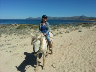 Yogalehrerin Katharina Malu-Peters beim gemeinsamen Ausritt am Strand