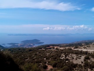 Beim Wandern genießen Sie einen atemberaubenden Ausblick von Vrachona auf Korfu