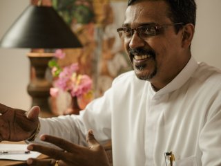 Dr. Upul begleitet seine Gäste persönlich und humorvoll durch ihre Ayurveda-Kur