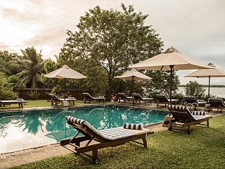 Erfrischen Sie sich im Pool des Thaulle Resorts mitten im grünen Garten