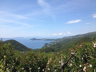 Genießen Sie beim Wandern den weiten Blicke auf die landschaftliche Idylle und das türkisfarbenes Meer Griechenlands