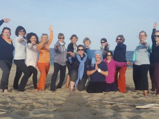 Yogalehrerin Birgit Theissen-Hegemann und ihre Yoga-Gruppe im Hotel Galanias