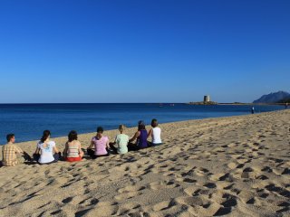 Während der Yoga-Woche im Hotel Galanias findet die Yoga-Stunde auch mal am Strand statt