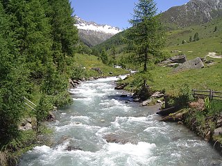 Kraftvoll fließen wie der Bach durch die Landschaft
