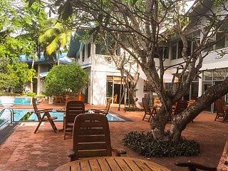 Gemütlicher PLatz auf der Terrasse am Pool im Oasis Ayurveda Resort Hambantota