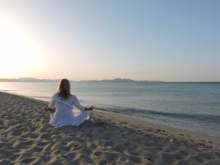 Stimmungsvolles Licht am Strand während der Yoga-Stunde
