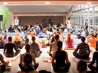 Durch Vorträge und Yogastunden wird das Programm der YogaWorld München abgerundet