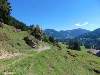 Leuchtender Himmel und strahlende Sonne laden zu Wanderungen im Allgäu ein