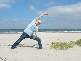 Praktizieren Sie Yoga zum Entspannen am Strand in Baltrum
